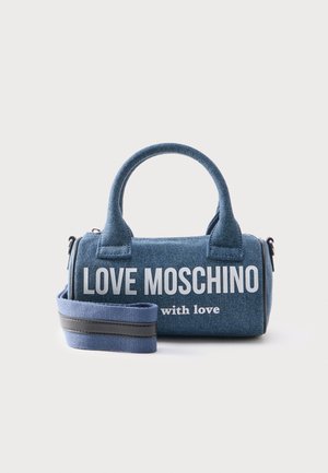 Niebieska cylindryczna torebka z denimu z uchwytami i odpinanym paskiem na ramię, z napisem „LOVE MOSCHINO with love” na przodzie.