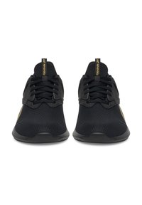 Čierne atletické topánky s vrchnou časťou z mesh materiálu, s šnúrkami a žltou značkou. Zakrivená špička a gumová podošva s textúrovaným protišmykovým gripom.