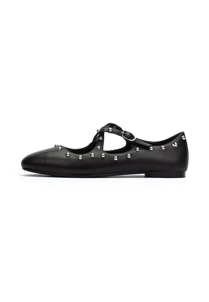 Bailarinas de cuero negro con punta redondeada, correa de hebilla y tachuelas decorativas plateadas a lo largo de los lados. Suela plana, diseño minimalista.