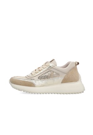 Beige metallic lage sneaker met een mesh paneel, suède neus en hiel, vetersluiting en dikke witte rubberen zool.