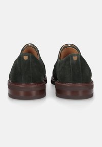 Donkergroene suede schoenen met een gladde, ronde vorm en een contrasterende bruine leren zool. Beschikt over een klein logo op de hiel.
