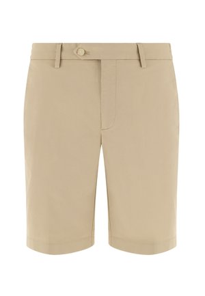 Shorts beige sur mesure mi-genoux avec passants de ceinture, fermeture par bouton, et un design avant épuré sur fond blanc.