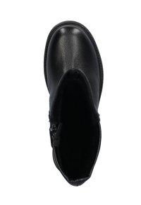 Zwarte leren enkellaars met een gestructureerde afwerking en een lage gestapelde hak; beschikt over een binnenvoering en een zijrits voor gemakkelijke toegang.