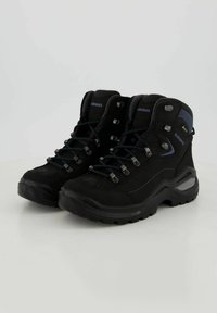 Czarne buty górskie z zamszową cholewką, szarymi akcentami i niebiesko-czarnymi sznurówkami. Posiadają solidne elementy metalowe oraz teksturowaną gumową podeszwę.