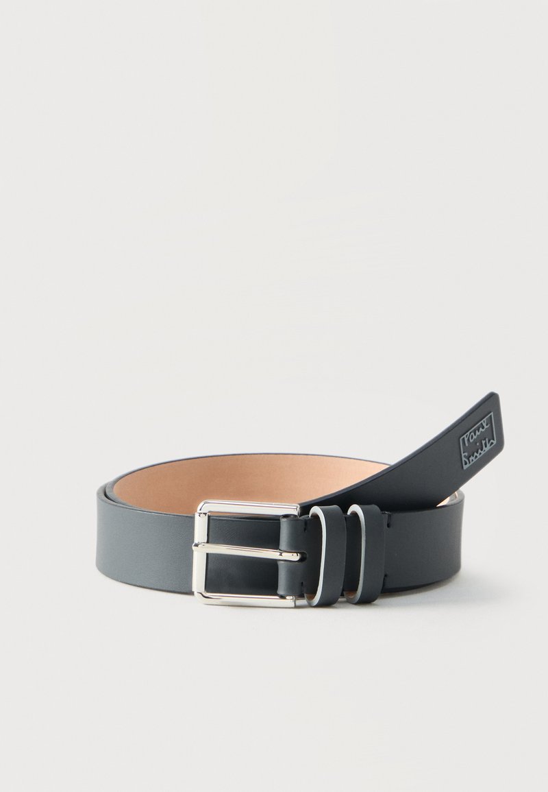 Ceinture en cuir noir enroulée avec une boucle rectangulaire argentée et deux passants sur fond blanc, étiquette de marque au bout.