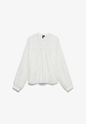 Fehér hosszú ujjú blúz finom rózsaszín hímzett pöttyökkel, kerek nyakkivágással, gombos előlappal és összegyűrt vállrésszel.