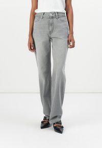 Grå høytlivsjeans med rett benpassform, med knapp- og glidelåsverschluss, beltestropper og frontlommer.