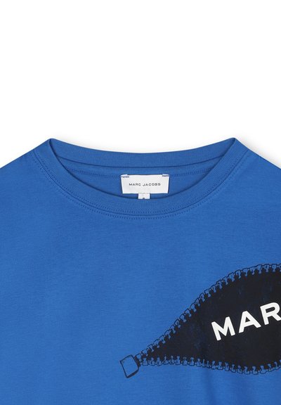 Blauwe katoenen t-shirt met ronde halslijn en een zwart ritsontwerp met witte tekst "MARC." Soepele textuur, casual pasvorm.