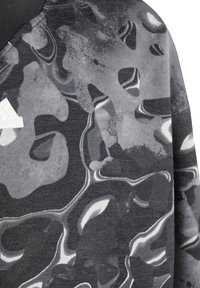 Camisa atlética en negro y gris con un patrón abstracto que asemeja mármol, hecha de un tejido texturizado. Incluye un pequeño logo de adidas en el cuello.