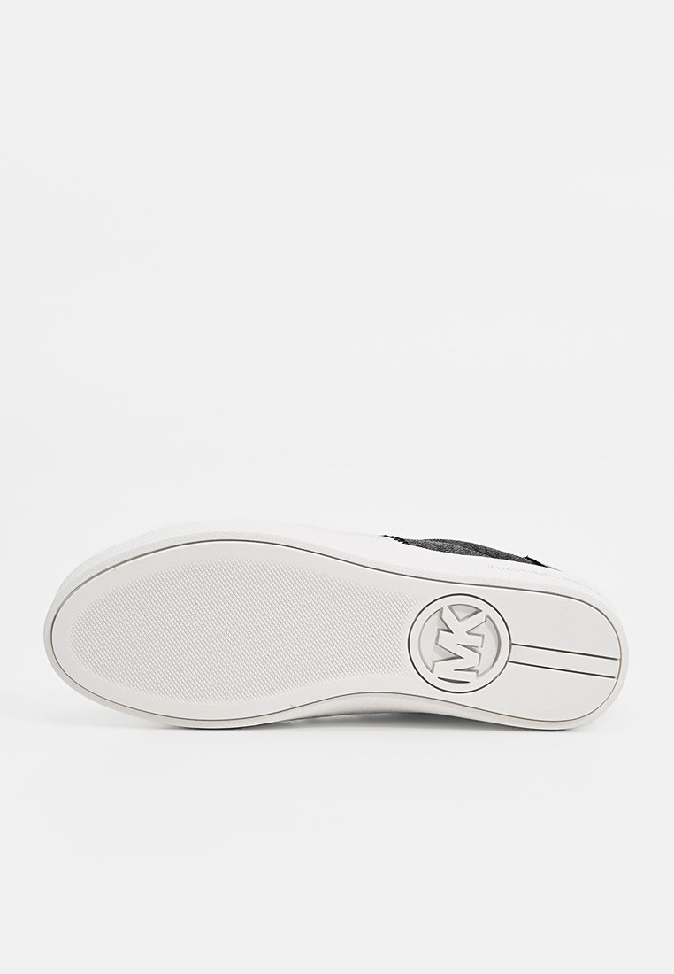 Suela de zapatilla blanca con goma texturizada para mayor tracción. Presenta un logo circular y acentos negros cerca del borde superior, lo que indica la identidad de la marca.