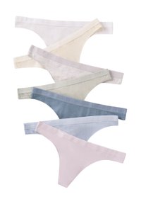 Sechs pastellfarbene Damenslips in Form von Tangas, gestapelt, jeder mit einem markierten Bund in sanften neutralen, blauen und rosafarbenen Tönen.