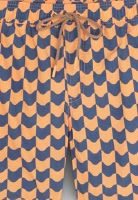 Shorts de bain orange et bleu marine, présentant un motif de vagues. Fabriqués en tissu lisse avec une taille élastique et un lacet réglable.