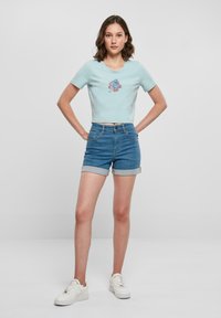 Merchcode LILO & STITCH SITTING ON FLOWER CROPPED - T-shirts med print - oceanblue