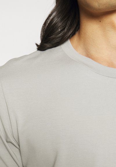 Filippa K TEE - Βασικό μπλουζάκι - feather grey