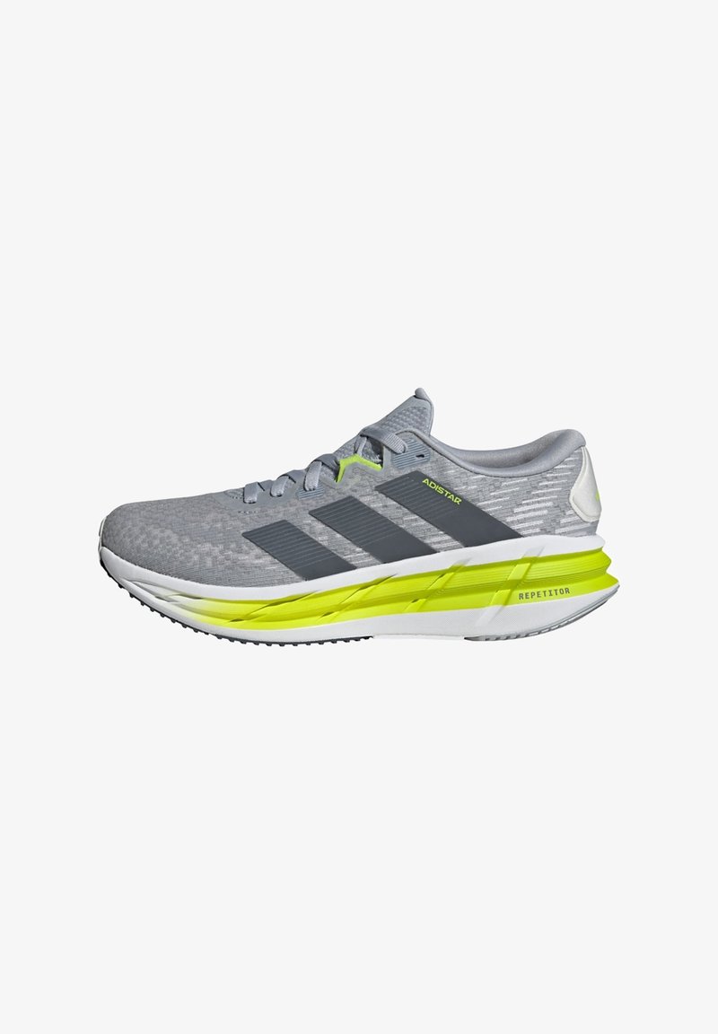 Chaussure de running grise avec un dessus texturé, dotée de bandes noires et d'un accent vert lime sur la semelle intermédiaire. Design léger avec des bords arrondis.