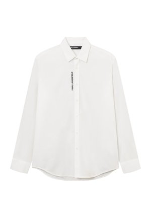 Wit overhemd met lange mouwen, knoopsluiting, puntkraag en verticale tekst "KARL LAGERFELD" dicht bij de knopen aan de linkerkant.