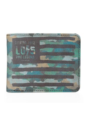 Billetera de lienzo con un patrón de camuflaje en verde, marrón y azul. Presenta un texto negro en negrita y líneas gráficas que se asemejan a rayas.