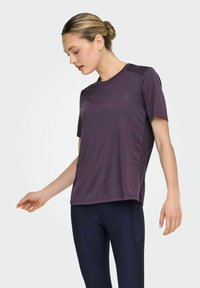 Paarse sportshirt met korte mouwen van ademende stof, voorzien van een subtiel logo, met een ontspannen pasvorm en gestructureerde zijpanelen.