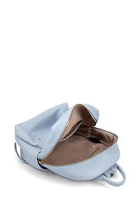 Zaino in pelle azzurro chiaro con forma strutturata, zip dorata e apertura singola. L'interno presenta una fodera marrone liscia e una tasca.