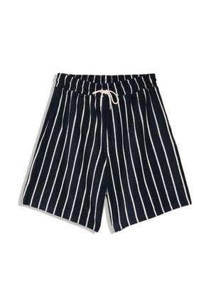 Short bleu marine avec des rayures blanches verticales, taille élastique et cordon blanc noué à l'avant.