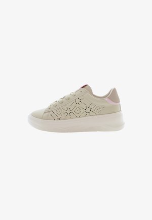 Sneaker in pelle beige con superficie texturizzata, perforazioni a motivo, dettagli rosa e una suola bianca spessa. Lacci piatti e collare imbottito.