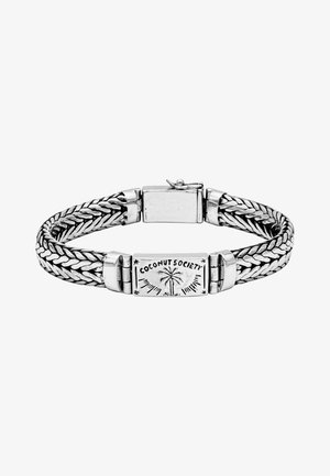Bracelet en argent tissé avec un design texturé, fermeture à clasp, et une plaque centrale gravée "COCONUT SOCIETY" avec un motif de palmier.