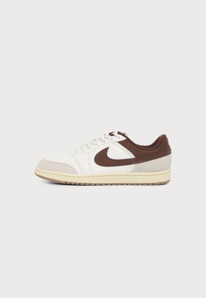 Jordan, AIR SKYLINE LOW UNISEX - Sneakers - sail/fauna brown/light orewood brown/muslin/gum med brown