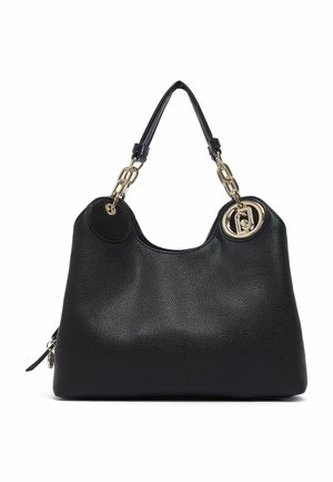Sac à main en cuir noir texturé avec chaîne dorée et poignées en cuir, avec un charm rond doré représentant un logo sur un côté.