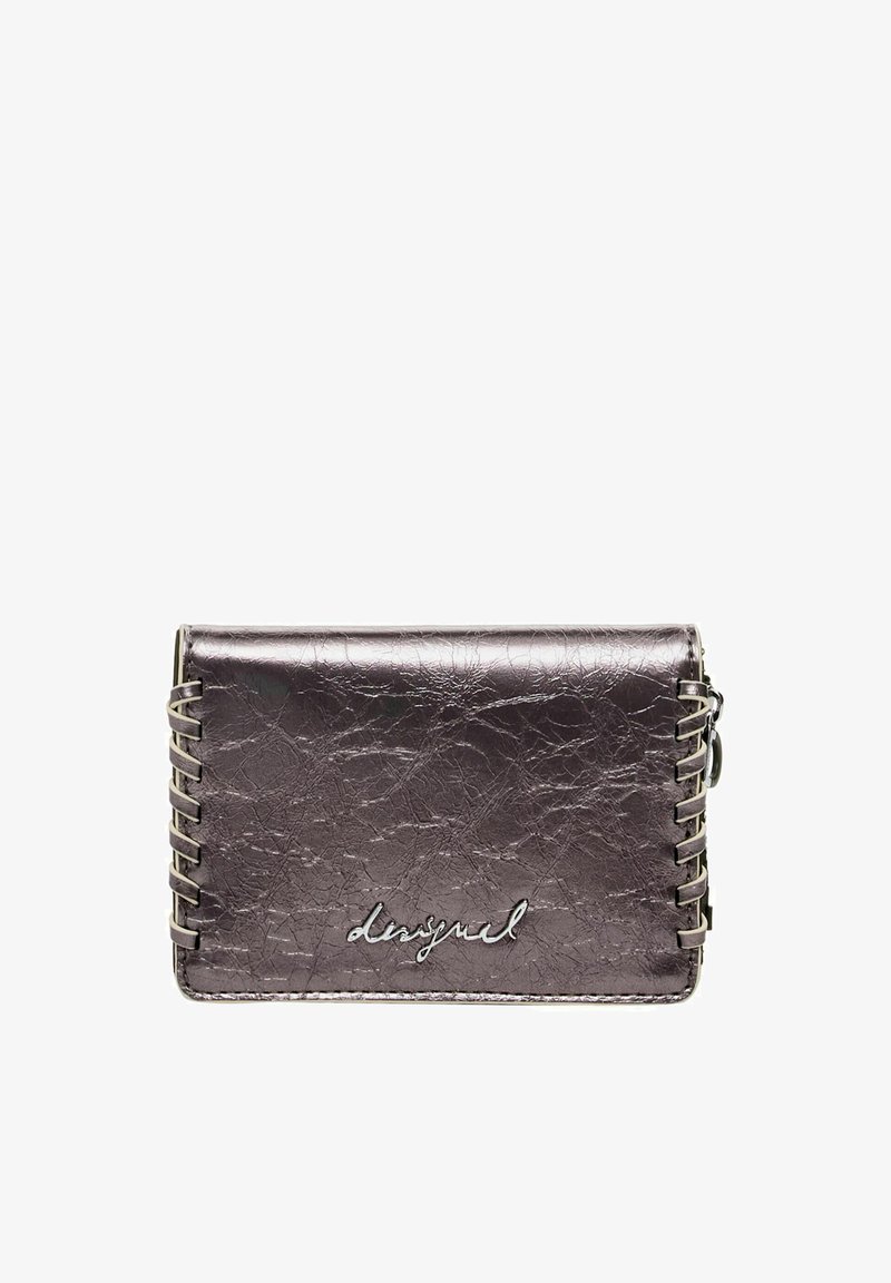 Metalinis tamsiai purpurinis piniginis su susiraukšlėjusiu paviršiumi, odos medžiaga, siūlėmis dekoruoti akcentai ir sidabro logotipas. Kompaktinė stačiakampio forma.