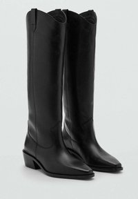 Hohe schwarze Lederstiefel mit spitzer Zehenpartie, strukturierter Form und kantigem Design. Sie verfügen über einen niedrigen, gestapelten Absatz und dekorative Nähte.