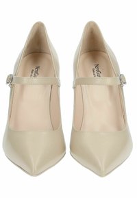 Beige Pumps mit spitzer Zehe, glattem Lederoberteil und einem schmalen Riemen über dem Vorderfuß, der mit einer silbernen Schnalle gesichert ist.