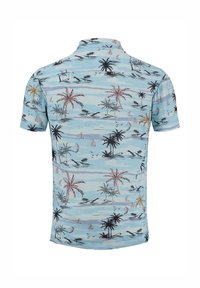 Camicia a maniche corte di un leggero blu chiaro con stampa tropicale che include palme, barche a vela, uccelli e scene di spiaggia nei toni del nero, rosa e giallo.