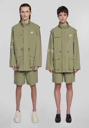 IIQUAL JUNA VEST JACKET UNISEX - Chaqueta fina - oil green/bright white