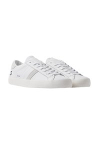 Sneaker bianche con finitura in pelle liscia, strisce laterali grigie chiare e suole in gomma piane. Caratterizzate da un design con lacci e dettaglio del logo.