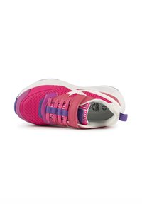 Chaussure de sport rose avec une tige en mesh, des accents violets, des lacets élastiques et une semelle rembourrée avec une semelle extérieure blanche.