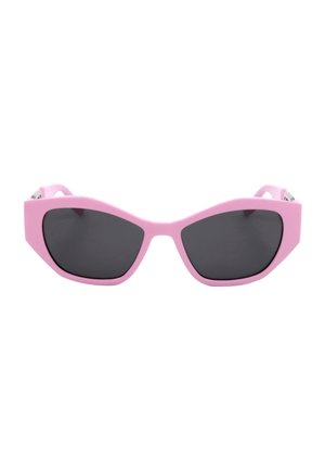 Occhiali da sole rosa a forma di occhio di gatto con lenti scure sfumate mostrati frontalmente su sfondo bianco.