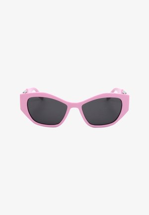 Occhiali da sole rosa a forma di occhio di gatto con lenti scure sfumate mostrati frontalmente su sfondo bianco.