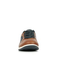 Sneaker in pelle marrone con accenti blu scuro, punta rotonda, design di lacci testurizzati e suola di gomma bianca con battistrada decorato.