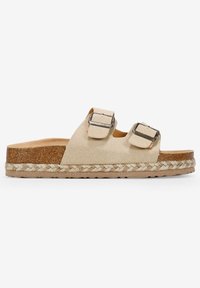 Sandalias de ante beige con tiras ajustables y hebillas metálicas, suela de corcho y detalles de yute trenzado alrededor de la Base.