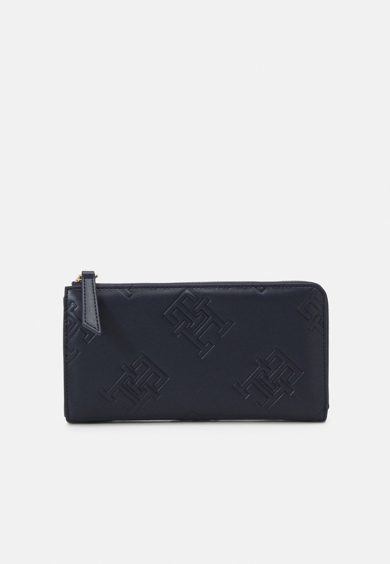 Portafoglio in pelle blu navy con motivi geometrici in rilievo, texture liscia, chiusura con zip e un sottile logo sul lato.