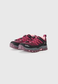 Botas de senderismo negras y burdeos con detalles en rosa, que cuentan con una parte superior texturizada, suela de goma y un sistema de cordones para un ajuste seguro.