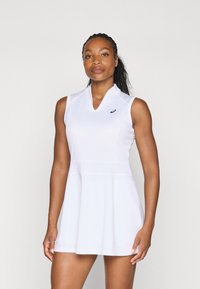 Λευκό αθλητικό φόρεμα χωρίς μανίκια με V-λαιμόκοψη, φαρδύ φούστα και διακριτές ραφές. Το ύφασμα έχει λείο, ελαφρύ υφή.