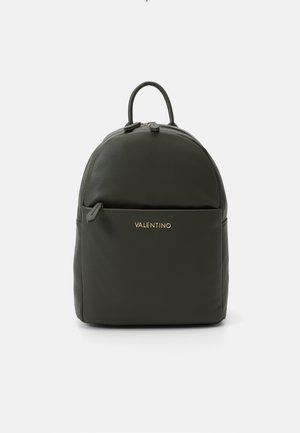 Sac à dos en cuir vert avec une forme arrondie, une fermeture éclair, une poche avant et un subtil logo doré. Fini texturé qui ajoute de la profondeur.