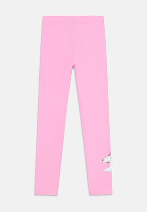 Leggings rosa a tutto lunghezza con una piccola grafica di un razzo vicino alla parte inferiore della gamba destra, su uno sfondo bianco.