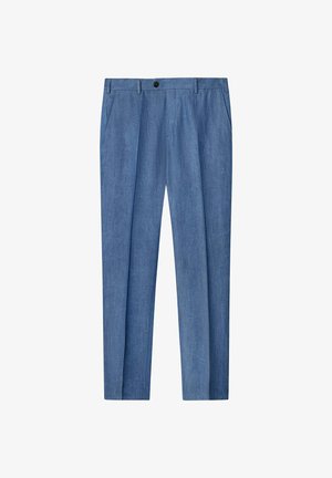 Blauwe op maat gemaakte broek met frontplooien, zijzakken, lussen voor een riem en een zwarte knoopsluiting aan de taille.