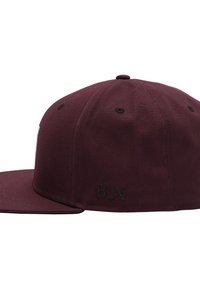 Bordeauxfarbenes Baseballcap aus Baumwolle, mit sechs Panels, einer flachen Krempe und schwarzem gesticktem Schriftzug "BLN" an der Seite.
