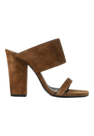 Mule femme en daim marron à talon haut avec large bride à la cheville et bout ouvert, design à talon bloc.