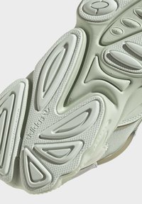 adidas Originals OZWEEGO  - Sporta apavi - green