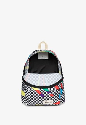 Rygsæk med ternet mønster, der har farverige geometriske detaljer og en sort inderside. Robust stof med dobbelt skulderremme.