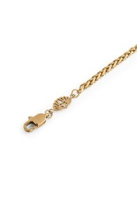 Brățară din metal cu ton de aur, cu un charm în formă de frunză cu un design cu decupaj și închidere cu carabina.